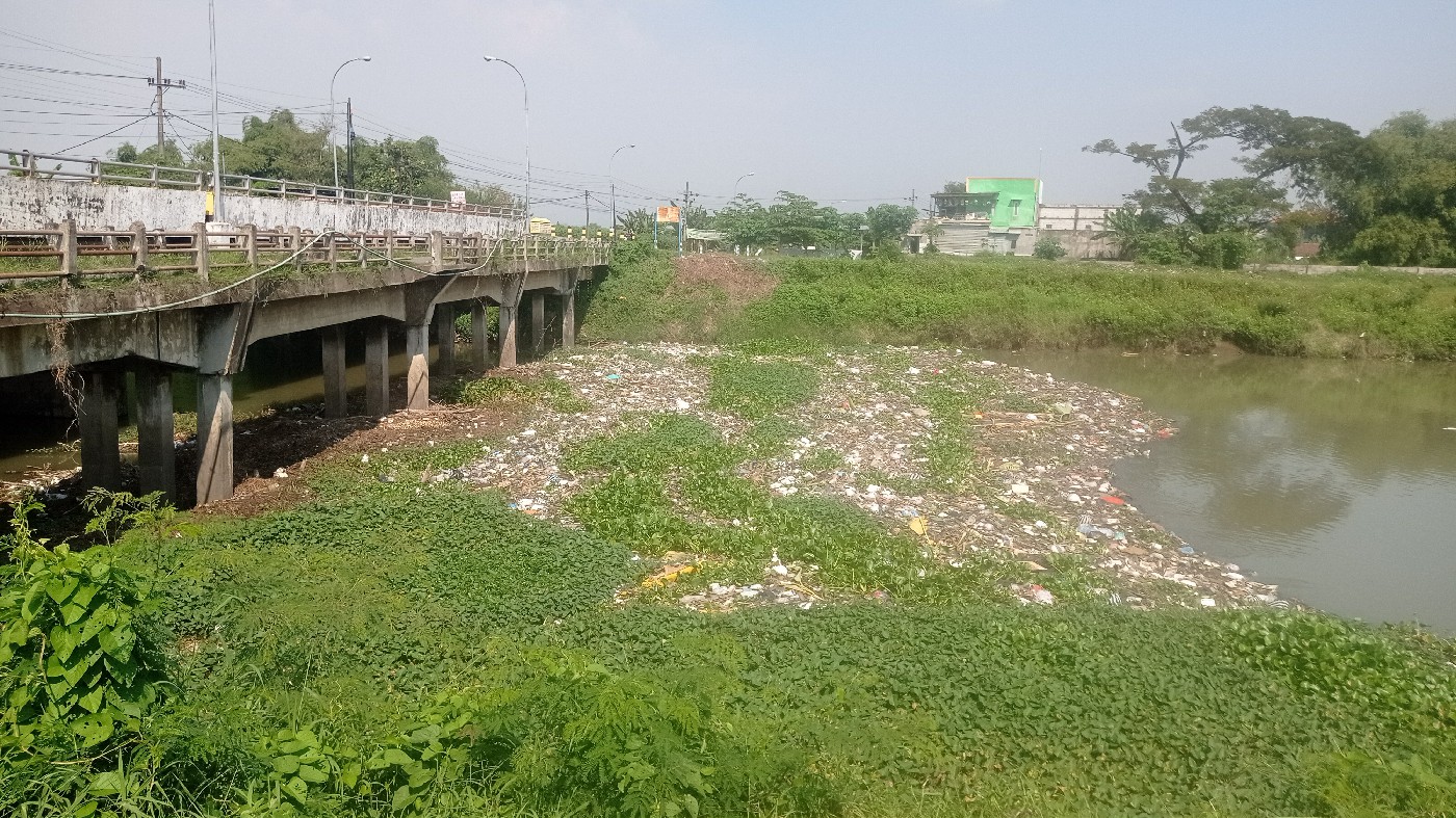 Sampah yang menumpuk di Saluran Ngotok Ring Kanal tertahan pilar jembatan Maiopuro, Sumobito, Jombang