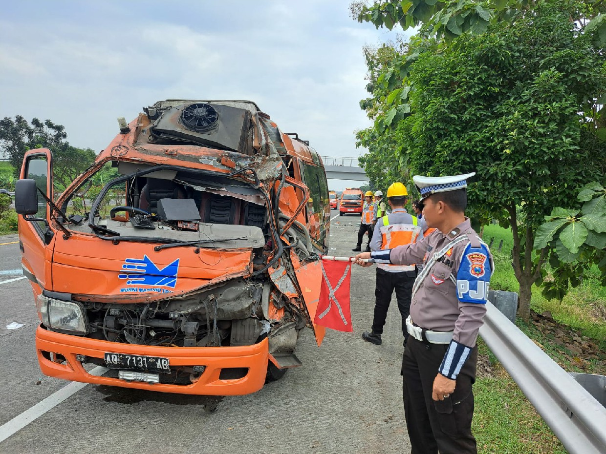 Kondisi mikrobus yang ringsek usai menabrak bokong truk di Tol Jombang Mojokerto