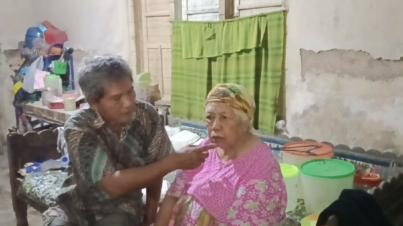 Lansia korban perampokan mengalami luka pada bagian mulut akibat penganiayaan yang dilakukan pelaku.