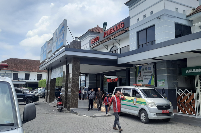 SILIH BERGANTI: Ruang IGD RSUD Jombang silih berganti menerima pasien dari berbagai daerah.
