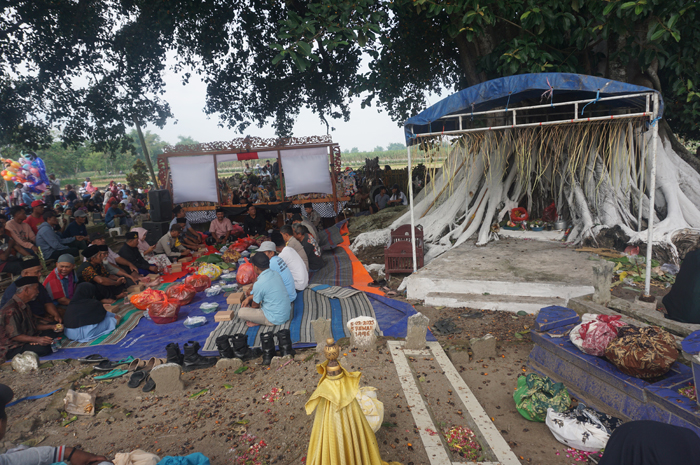 HORMAT LELUHUR: Kepala Desa Gempollegundi Sagiyan Taruna Alip membaur bersama warga dan para tamu undangan acara sedekah desa di makam dusun Legundi, Jombang, Sabtu (12/7).
