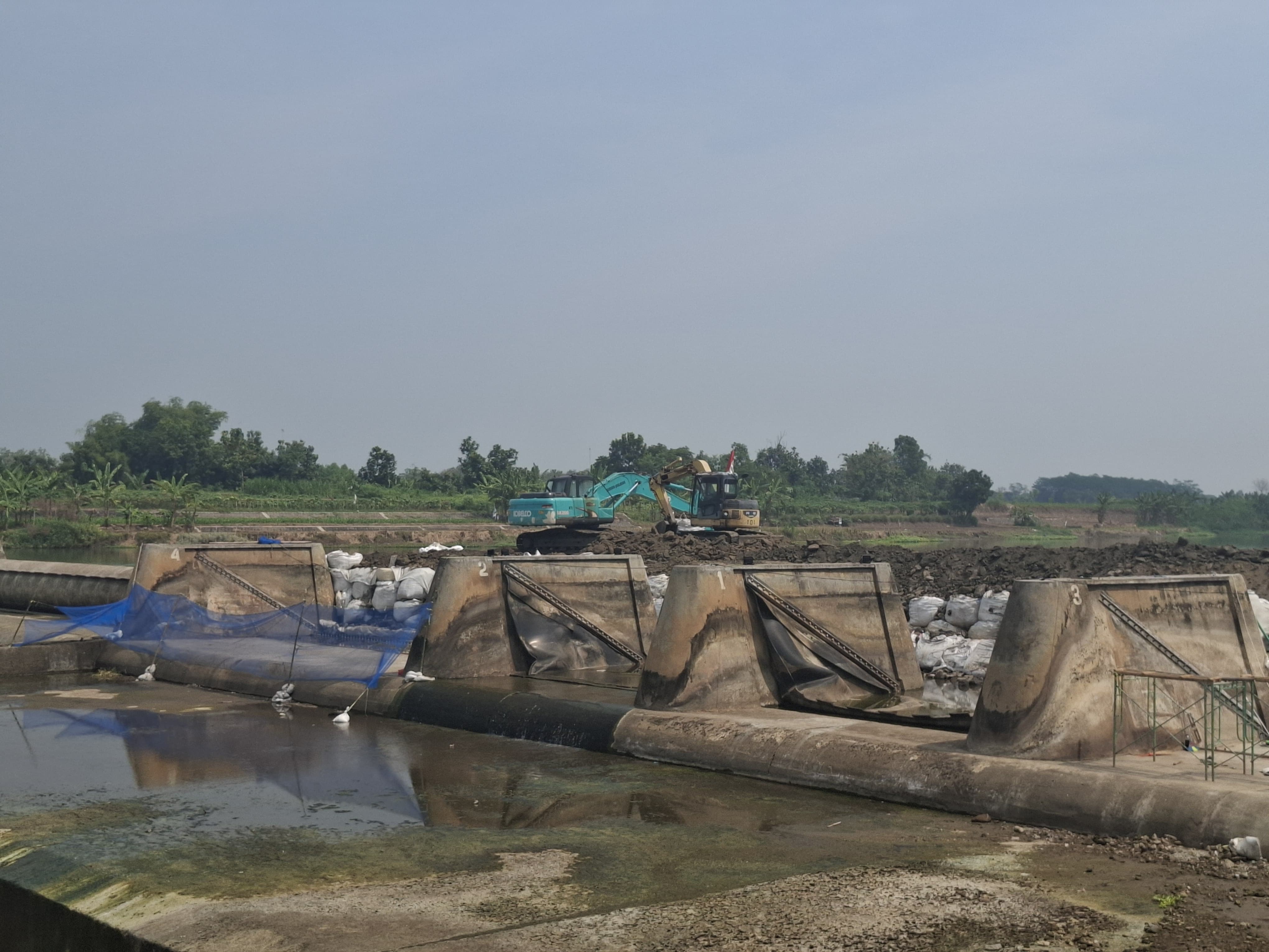 Bendung Karet Menturus di Desa Menturus, Kecamatan Kudu, Jombang tengah diperbaiki.