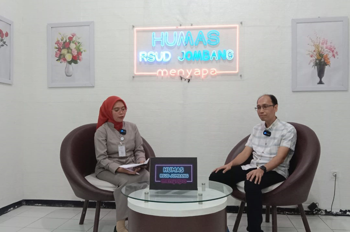 EDUKATIF: dr. Sonny Agus Santoso, SpU, dokter spesialis Urologi RSUD Jombang saat memberikan edukasi di program Humas Menyapa, (9/7).