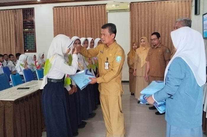 ANTUSIAS: Kepala SMA Negeri Ngoro, Jombang, Saidun MMPd membuka MPLS,  (14/7).