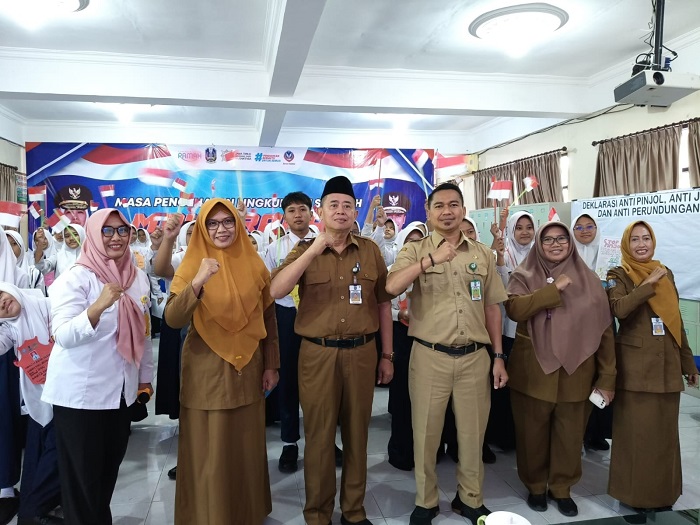SEMANGAT: Kepala SMK Negeri 1 Jombang, Abdul Muntolib bersama Kasubag TU Cabang Dinas Pendidikan Provinsi Jawa Timur Wilayah Kabupaten Jombang, Ulil Mu