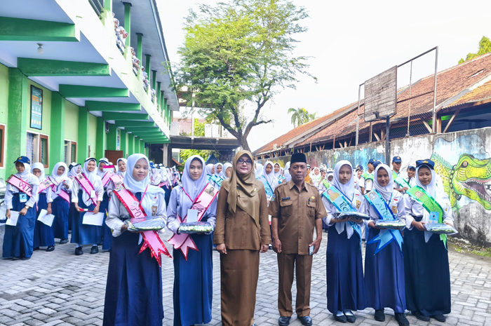 SEMANGAT: Amiroh SKom MK Kepala SMKN 2 Jombang saat membuka kegiatan MPLS, (14/7).