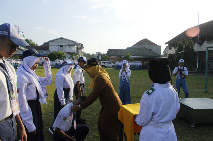 DIMULAI: Kepala SMK Negeri Gudo, Jombang Itha Pujiarti, S.S., M.Pd membuka kegiatan MPLS kemarin, (14/7).