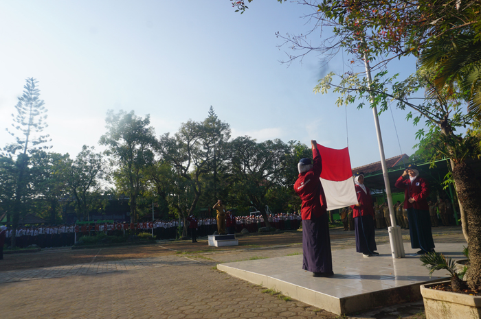 PEMBUKAAN MPLS: Kepala SMPN 3 Jombang, Eko Sisprihantono, membuka MPLS, Senin (14/7).