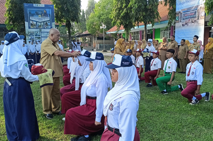 PERKENALAN: Kepala SMPN 4 Jombang, Slamet Agus Tri Prastyo SPd, menerangkan rangkaian kegiatan MPLS kepada wali murid.