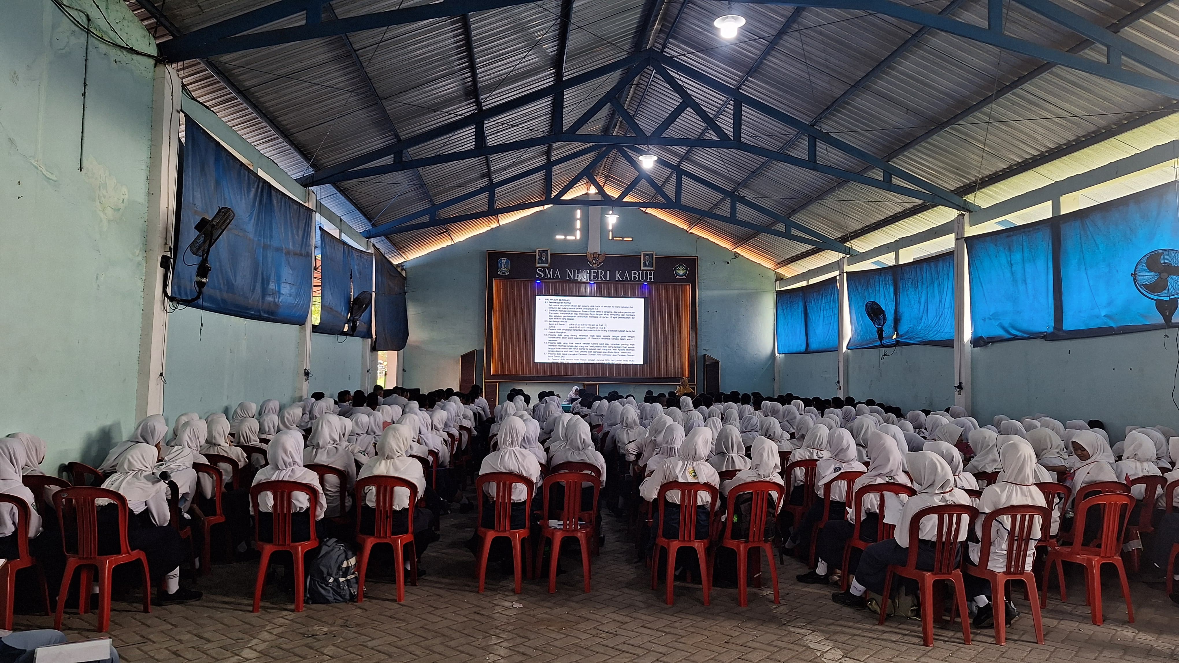 SUKSES: Siswa kelas 10 SMAN Kabuh, KJombang, mengikuti MPLS, Senin (14/7).