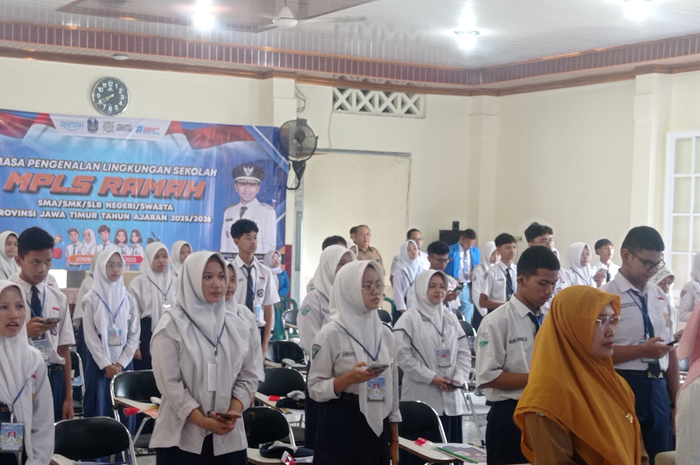 SERIUS: Siswa SMAN 3 Jombang mengikuti MPLS, Senin (14/7).