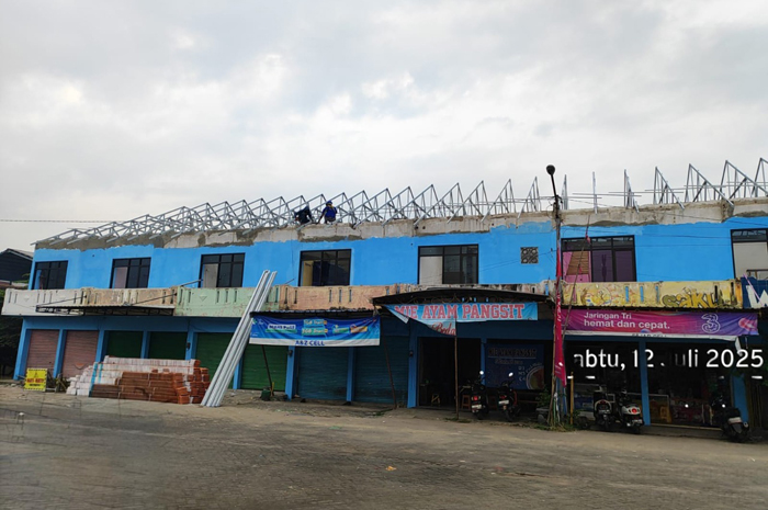 DIKEBUT: Deretan ruko Pasar Mojotrisno yang direhab sudah dipasang atap.