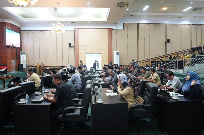 DPRD dan Pemkab Jombang menggelar Rapat Paripurna Jawaban Bupati terhadap PU Fraksi-Fraksi DPRD Jombang, Senin (14/7).