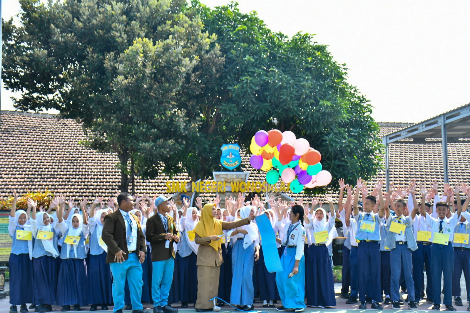 SEMANGAT: Kepala SMKN Wonosalam, Jombang, Sudarso, membuka kegiatan MPLS, Senin (15/7).