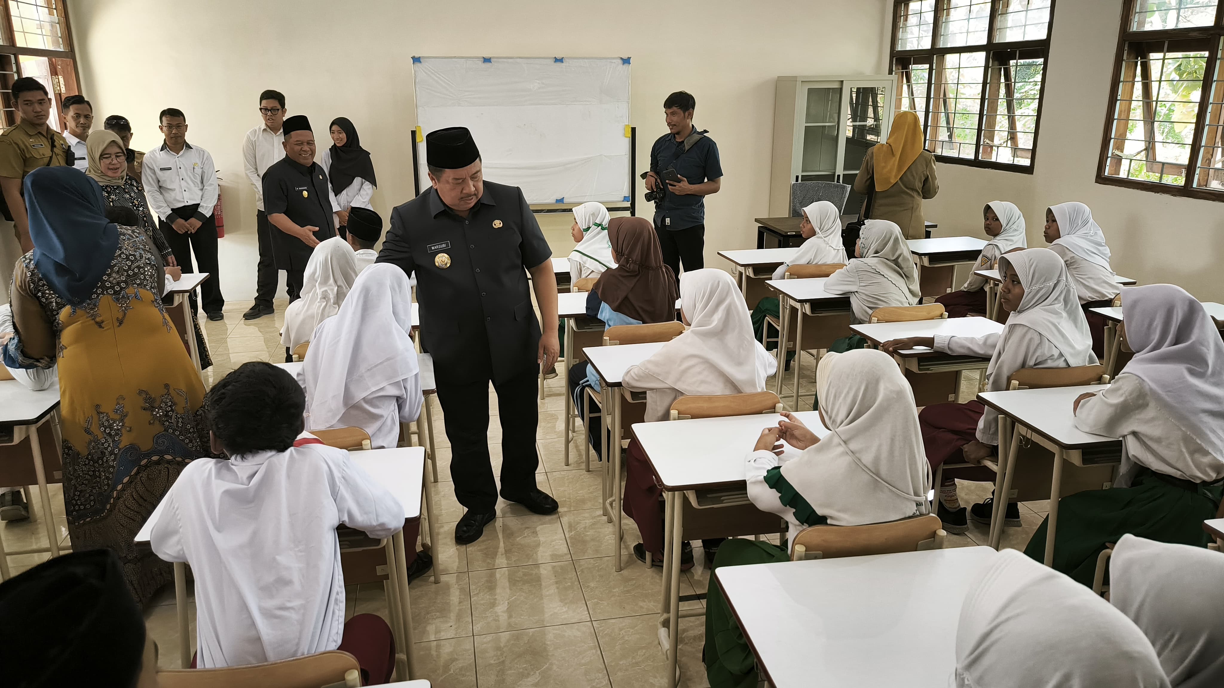 TINJAU: Bupati Jombang Warsubi meninjau kegiatan di Sekolah Rakyat pada hari pertama, Senin (14/7).