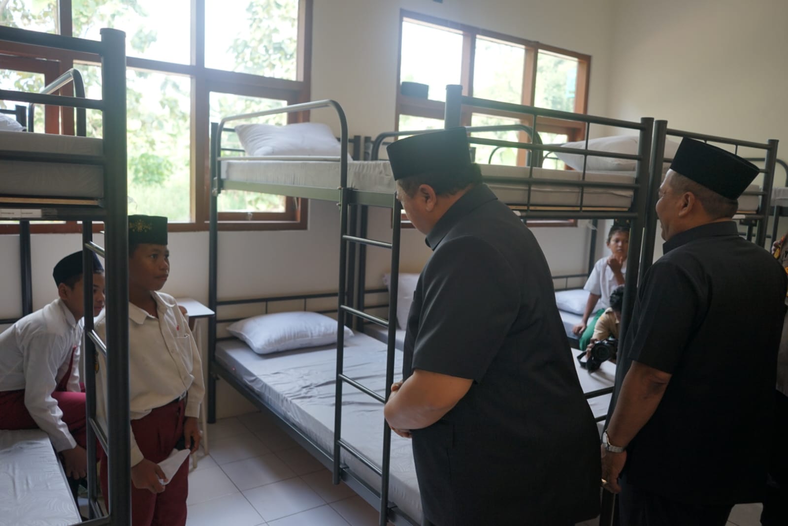 TINJAU: Bupati Jombang Warsubi meninjau kegiatan di Sekolah Rakyat pada hari pertama, Senin (14/7).