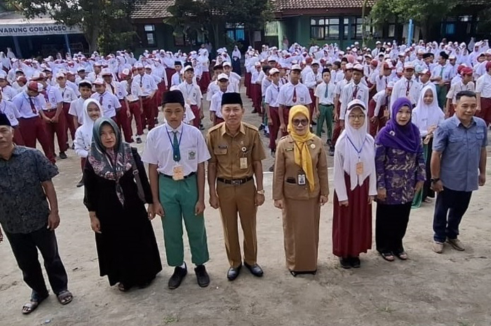 KOMPAK: Kepala SMPN 1 Ploso, Suryani MSi, mendampingi Pengawas SMP Dinas Pendidikan dan Kebudayaan Kabupaten Jombang, Drs Ghufron MSi, selaku pembina upacara pembukaan MPLS, Senin (14/7).