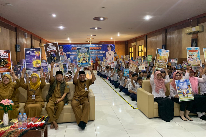SUKSES: Kepala SMAN Mojoagung, Jombang, Waras MMPd dalam pembukaan MPLS, Senin (14/7).