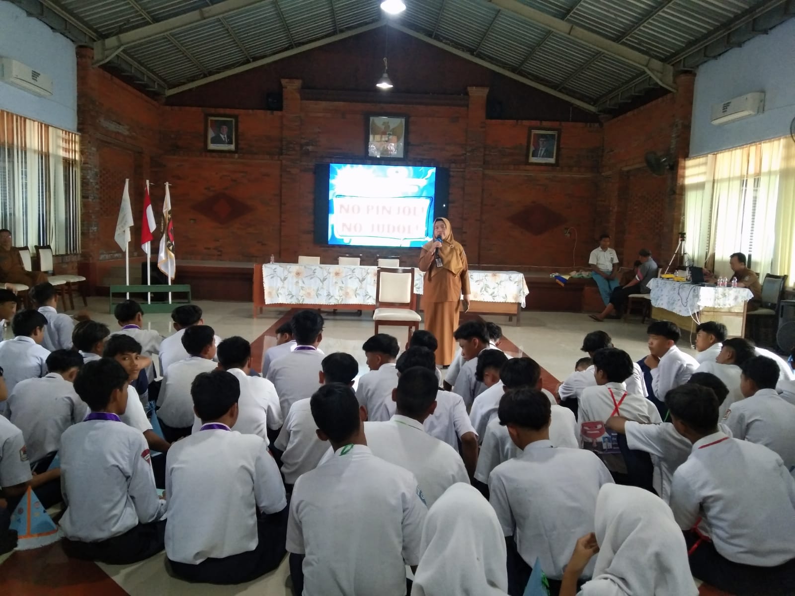DIMULAI: Kepala SMAN Kesamben, Jombang, Witin MM memimpin apel pembukaan MPLS, Senin (14/7).