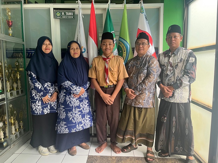 UNGGUL: Muhammad Bagus Setiawan didampingi Kepala SMP Darul Ulum 1 Unggulan Peterongan, Jombang,  Mashudi SS SPd dan pembina Luthfiah Spsi.