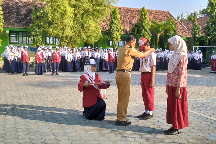 SEMANGAT: Kepala SMPN 1 Diwek, Jombang, Siswoko SPd, saat pembukaan MPLS (14/7).