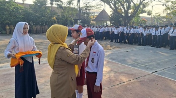 MENYENANGKAN: Pengenalan fasilitas sekolah menggunakan metode tour and guide di SMPN 1 Mojowarno, Jombang.