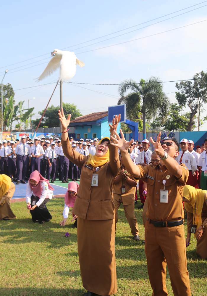 SIMBOLIS: Pelepasan merpati dan anak ayam sebagai penanda dibukanya MPLS SMPN 2 Ngoro, Jombang, Senin (14/7).