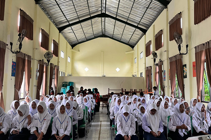 DISIPLIN: Para siswa baru MAN 9 Jombang serius mengikuti Matsama.