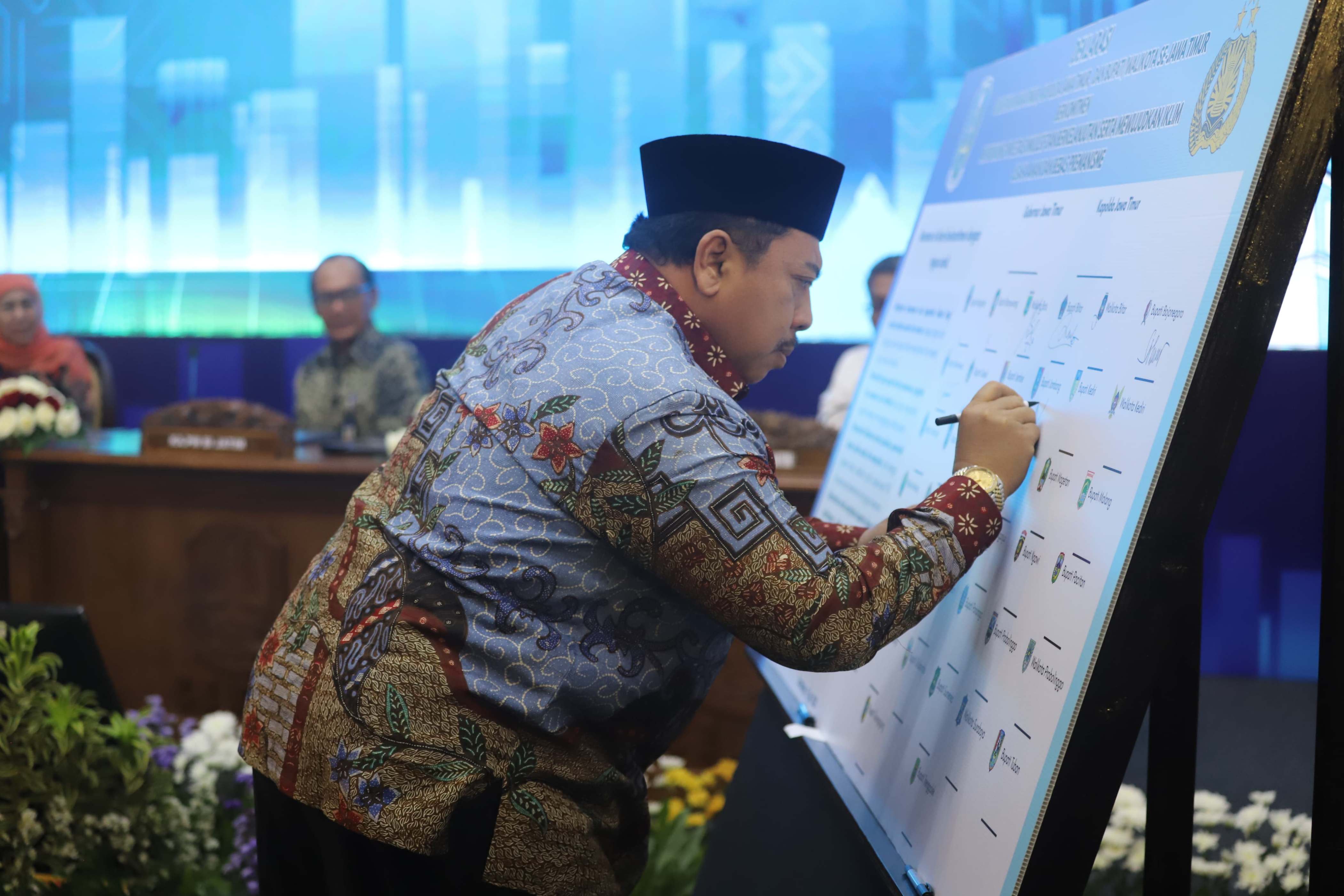 Bupati Jombang Warsubi saat mengikuti High Level Meeting (HLM) Forum Investasi Jawa Timur yang digelar di Gedung Negara Grahadi, Surabaya, Selasa (15/7).