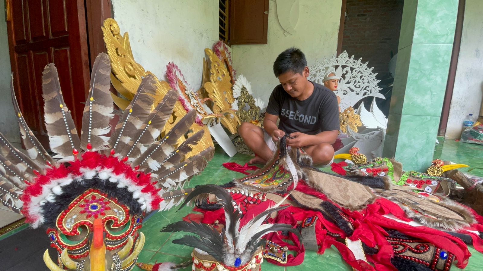 KREATIF: Hari Suciono, warga Desa Panglungan, Kecamatan Wonosalam, Jombang saat membuat kreativitas kostum karnaval di rumahnya, (16/7).