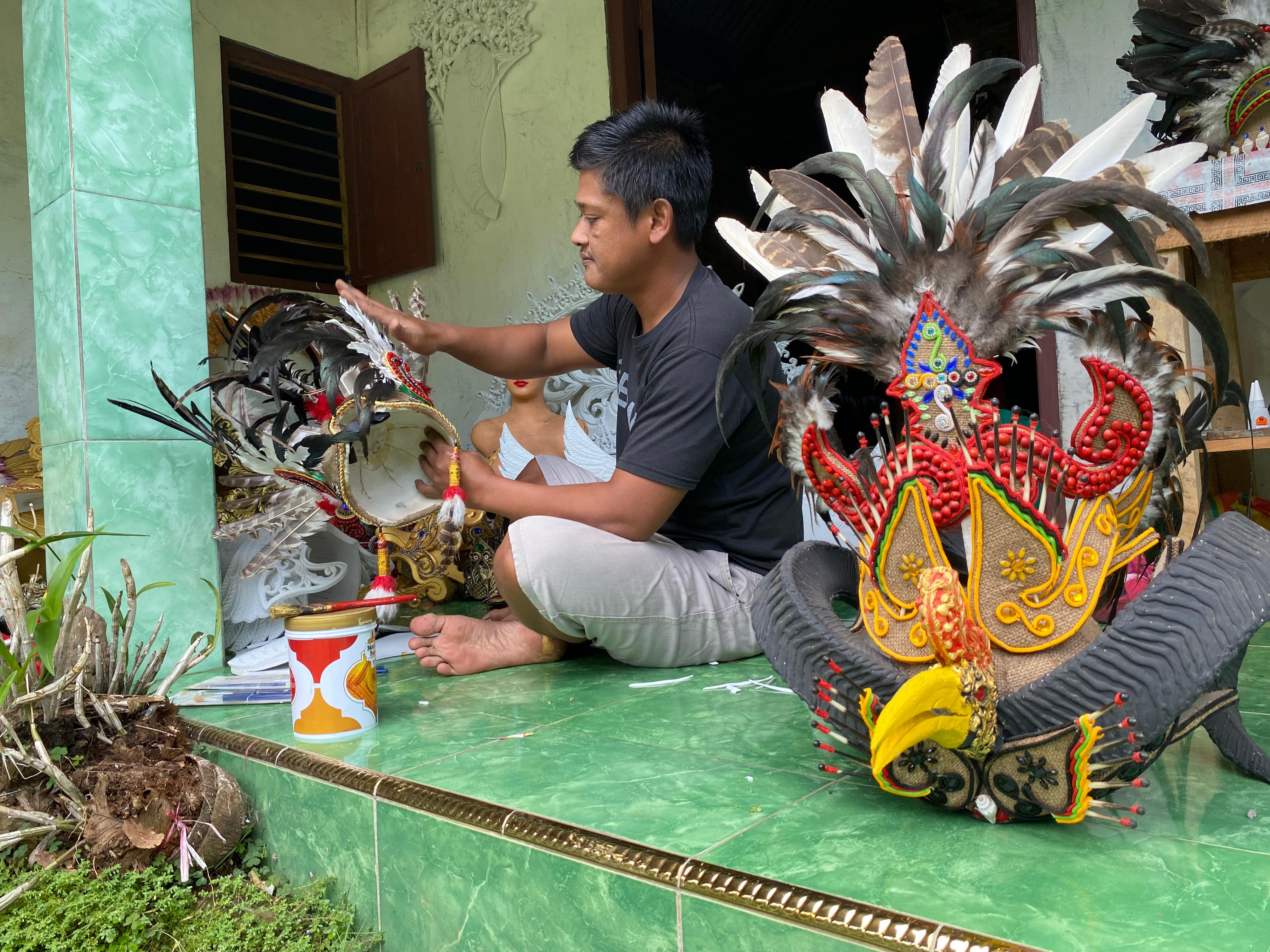 KREATIF: Hari Suciono, warga Desa Panglungan, Kecamatan Wonosalam, Jombang saat membuat kreativitas kostum karnaval di rumahnya, (16/7).