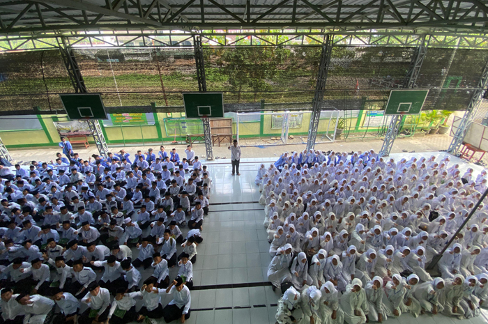 ANTUSIAS: Kepala MTsN 4 Jombang, Dr Sulthon Sulaiman, saat mengalungkan tanda peserta Matsama.