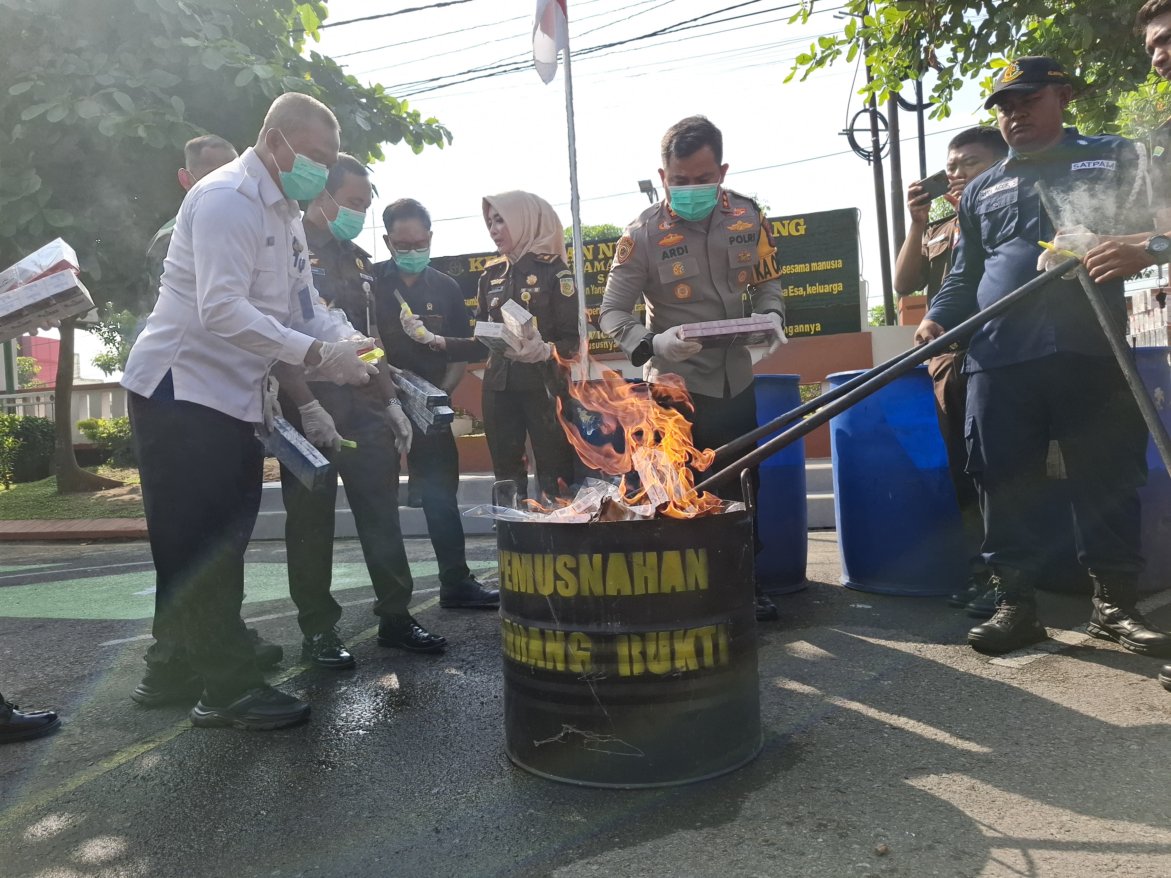 Proses pemusnahan barangbukti hasil kejahatan di Kejari Jombang