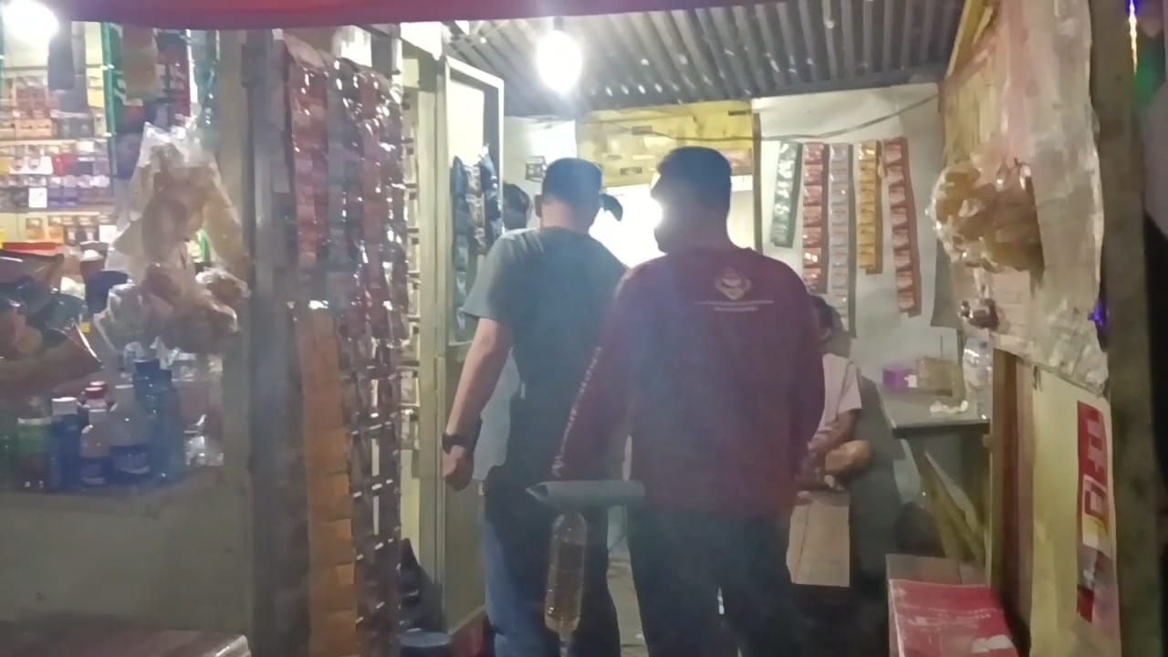 Polisi saat merazia dan menggeledah sejumlah angkringan yang jadi tempat pesta miras