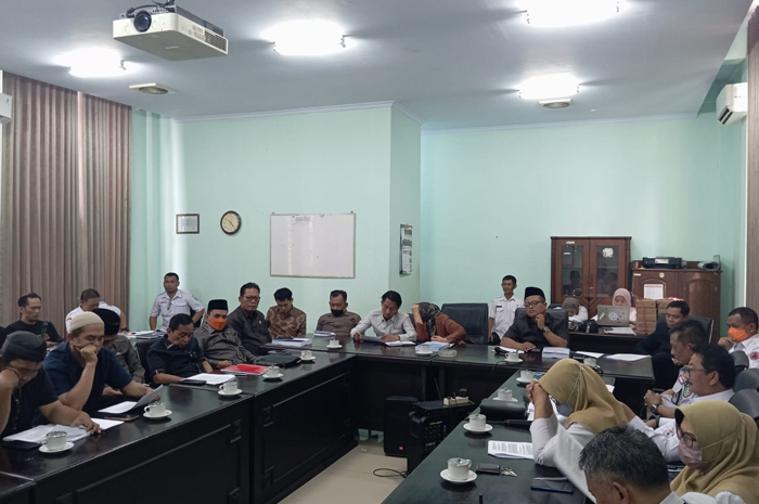 SERIUS: Komisi B DPRD Jombang mengundang Dinas Perdagangan dan Perindustrian dan Dinas Perhubungan untuk rapat dengar pendapat, Rabu (16/7).
