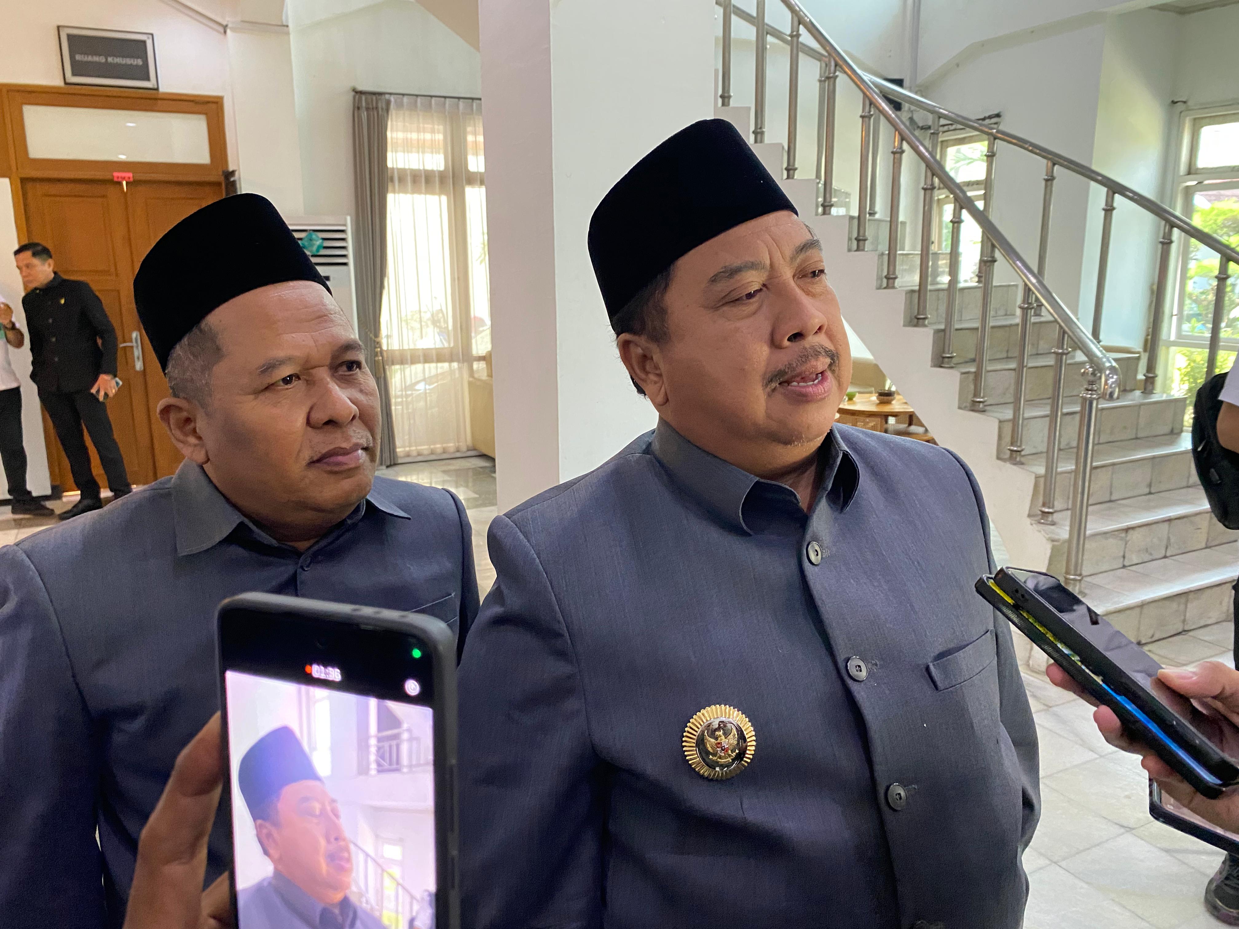 BERI PENJELASAN: Bupati Jombang Warsubi memberikan penjelasan usai mengikuti rapat paripurna, Rabu (16/7).