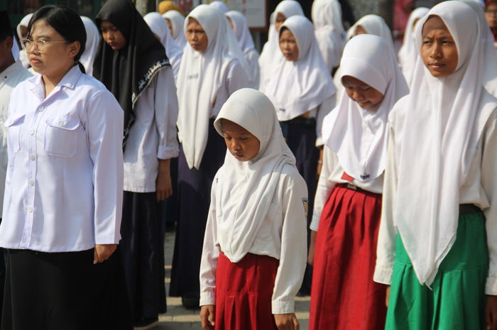 DILATIH: Ratusan murid Sekolah Rakyat Jombang mengikuti kegiatan MPLS dari unsur TNI, (18/7).