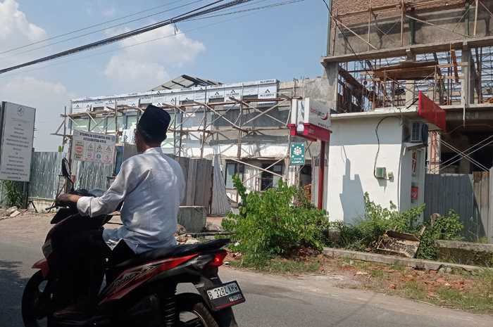 TERLAMBAT: Progres pengerjaan proyek pembangunan dan rehabilitasi Puskesmas Keboan di Desa Keboan, Kecamatan Ngusikan, Jombang mengalami keterlambatan.