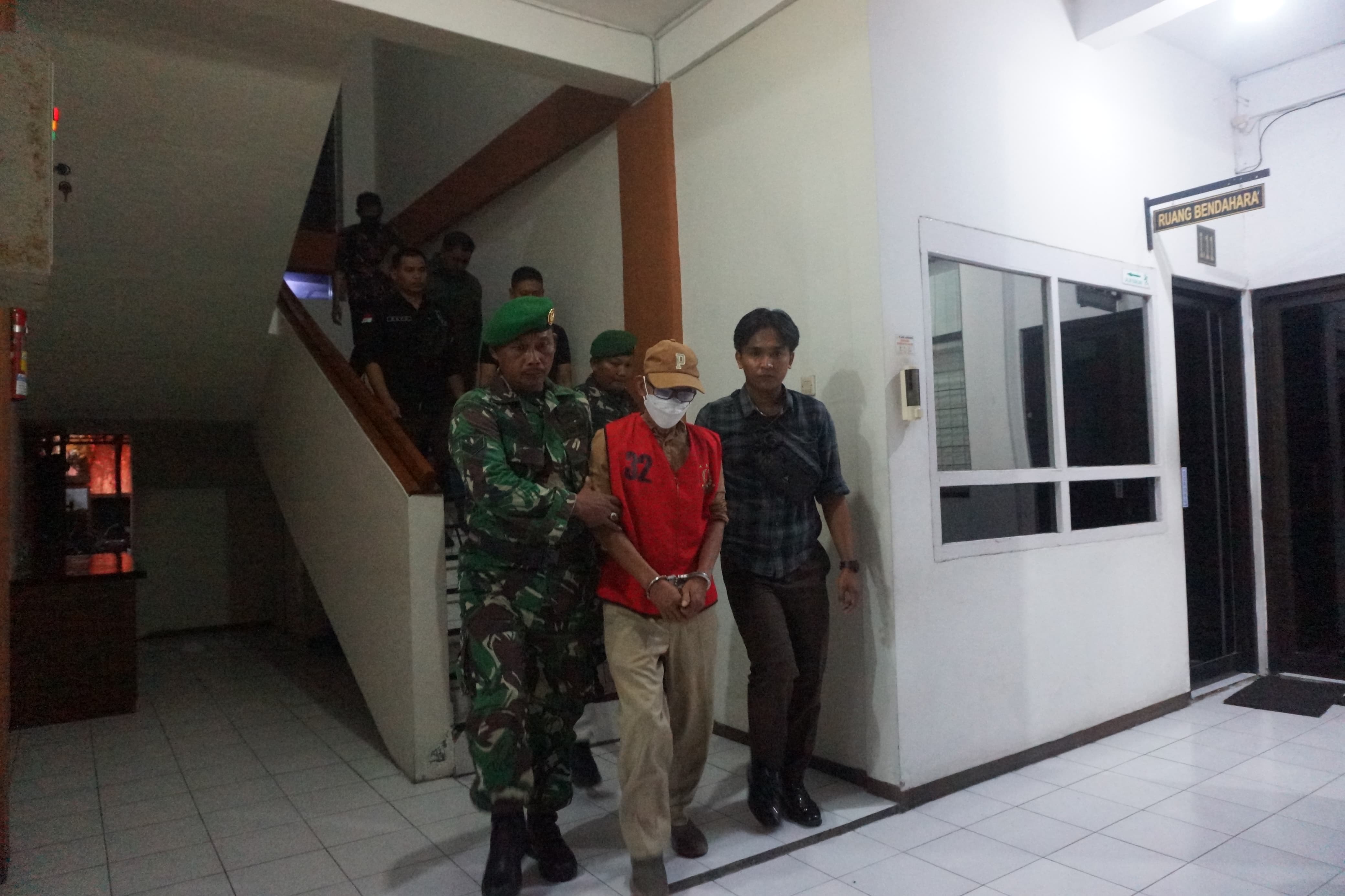 DITAHAN: Penyidik Kejari Jombang resmi menetapkan eks Pemimpin Bank UMKM Jatim Cabang Jombang Ponco Mardi utomo, 58, sebagai tersangka, Selasa (15/7).