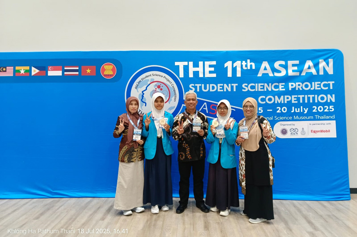 MEMBANGGAKAN: Kepala MTsN 9 Jombang, Abdul Haris, bersama Ananda Laura M dan Imel Syarifa, peraih medali perak di ASEAN  Student Project Competition (ASPC) 2025 di Thailand, Selasa-Minggu (15-20/7).
