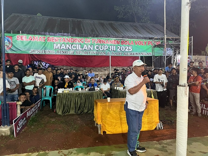 MERIAH: Kepala Desa Mancilan Atim Riduwan foto bersama Forpicam Mojoagung, Jombang dan panitia Mancilan Cup 2025, Kamis (17/7).