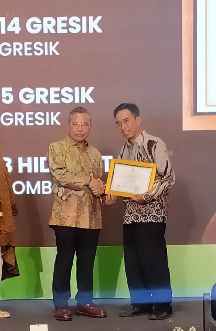 SEKOLAH ADIWIYATA NASIONAL: Kepala SMPN 2 Plandaan Drs Bambang Setiyawan MEd saat menerima piagam penghargaan sekolah adiwiyata Nasional dari Wakil Menteri Lingkungan Hidup dan Kehutanan, Alue Dohong.