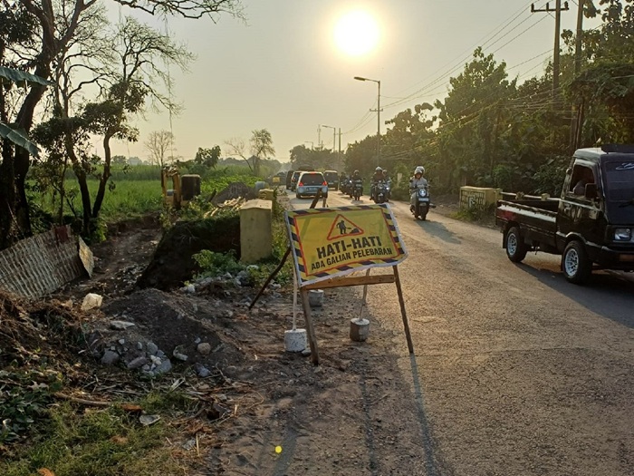 MENYEMPIT: Kondisi jembatan di jalan kabupaten ruas Ceweng-Kalianyar Desa Bandung, Kecamatan Diwek, Jombang mulai dilebarkan.