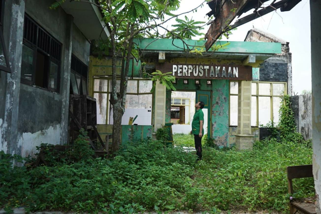 DITUMBUHI SEMAK BELUKAR: Kondisi bangunan di SDN Jabon 2 Kecamatan Jombang yang rusak parah (3/7).