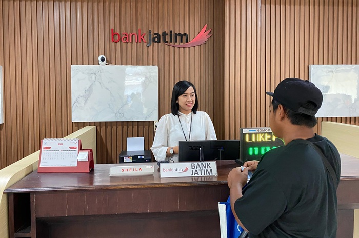 Bank Jatim meluncurkan layanan Self Service Payment, sebuah sistem pembayaran mandiri berbasis QRIS yang memudahkan nasabah membayar PBB.
