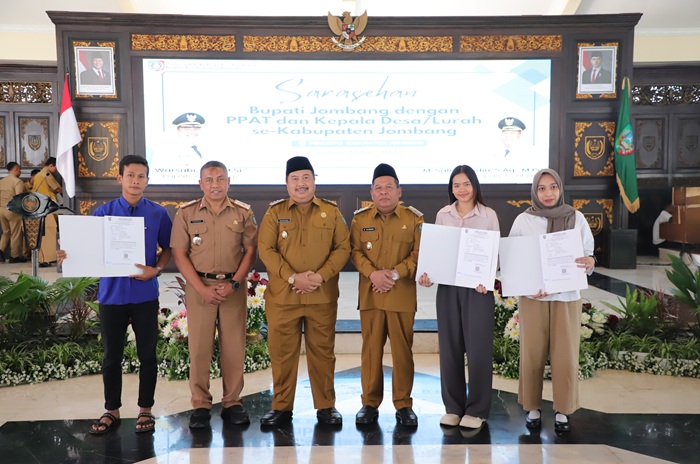 KOMPAK: Kepala Bapenda Jombang, Hartono, mendampingi Bupati Warsubi menyerahkan SK bukan obyek BPHTB, Senin (21/7).