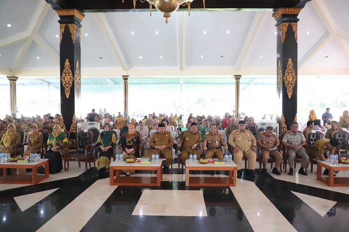 ANTUSIAS: Bupati Jombang Warsubi mengikuti zoom peluncuran Koperasi Desa Merah Putih oleh Presiden RI Prabowo di Klaten, Jawa Tengah Senin (21/7).