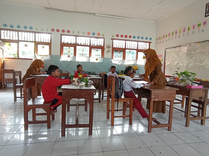 SEMANGAT: Siswa saat mengikuti kegiatan belajar di SDN Mojongapit 3 Kecamatan Jombang.
