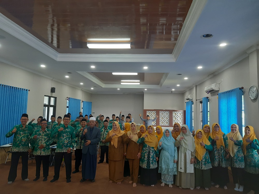 Foto bersama seluruh peserta pelantikan MKKS SMA Swasta