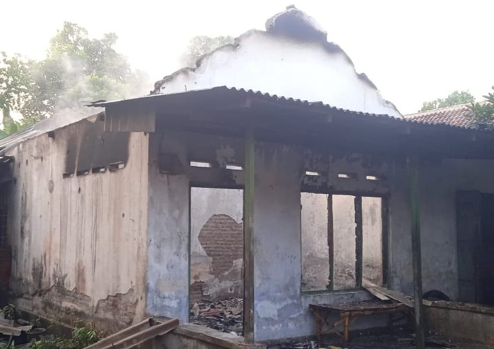 Kebakaran menghanguskan rumah warga di Dusun Jarak, Desa Jarakkulon, Kecamatan Jogoroto, Jombang, Senin dini hari (21/7).